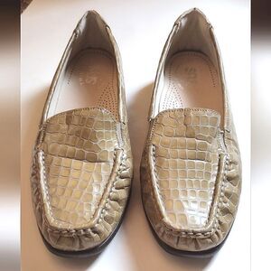 SAS Womens 7.5 M Tripad Loafers Beige Croc Slip On Flats with Comfort Foot Bed